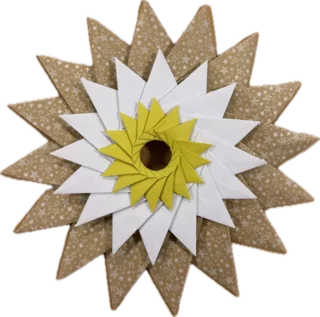 Das Foto zeigt einen kunstvollen Origamistern, der aus vielen Modulen zusammengesetzt worden ist. Seine Farbgebung ist dezent, in der Mitte ein kleiner gelber Stern, dahinter ein weißer und außen ein gemustertes Papier in beige.