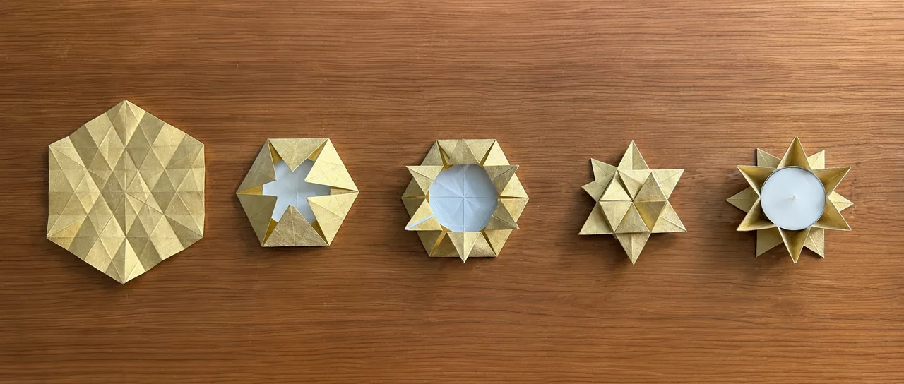 Auf dem Bild sieht man eine kunstvolle Origami-Tessalation, ein Teelicht, in fünf verschiedenen Verarbeitungsstadien. Es steht symbolisch für fünf Werkstatttermine, auch wenn es natürlich nicht so lange dauert, diese Arbeit herzustellen.