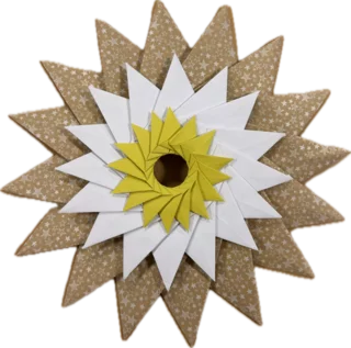 Das Foto zeigt einen kunstvollen Origamistern, der aus vielen Modulen zusammengesetzt worden ist. Seine Farbgebung ist dezent, in der Mitte ein kleiner gelber Stern, dahinter ein weißer und außen ein gemustertes Papier in beige.